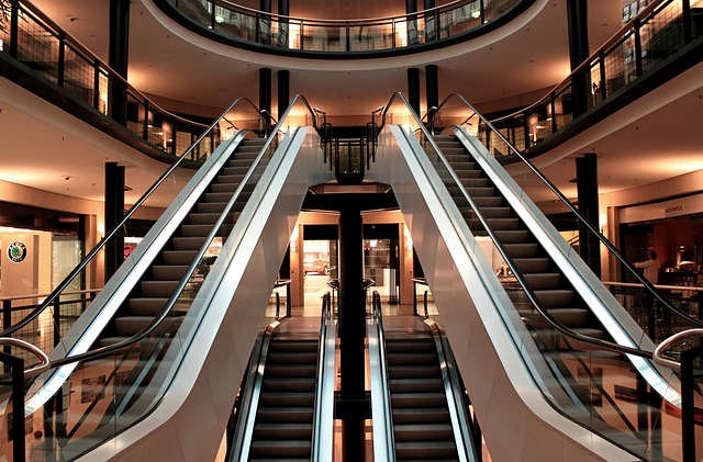 eskalátory v obchodním centru