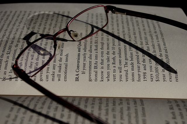brýle s knihou